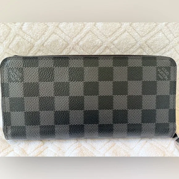 LOUIS VUITTON Damier Graphite Zippy
Organizer Wallet - Picture 1 of 14